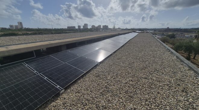 Paneles solares sobre cubierta plana del IES Las Salinas del Mar Menor en Cartagena