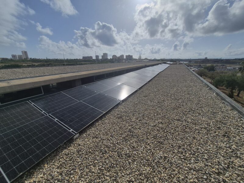 Paneles solares sobre cubierta plana del IES Las Salinas del Mar Menor en Cartagena