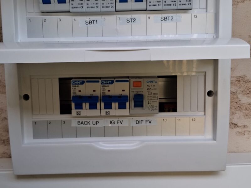 Cuadro de protecciones de una instalación fotovoltaica residencial con sistema Backup instalado por Inergya en una vivienda de Molina de Segura (Murcia).