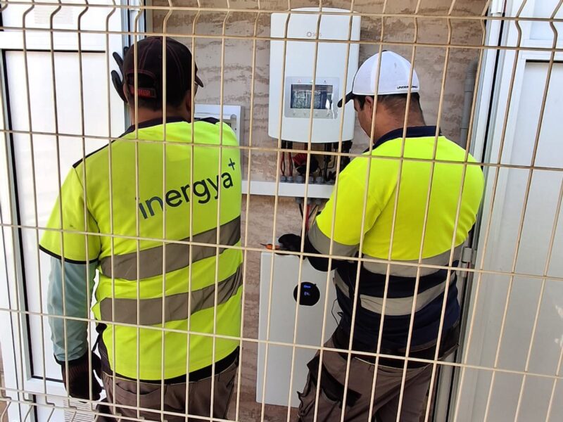 Técnicos de Inergya realizando la puesta en marcha y las comprobaciones de una instalación fotovoltaica residencial con batería de 16 kWh en Molina de Segura (Murcia)