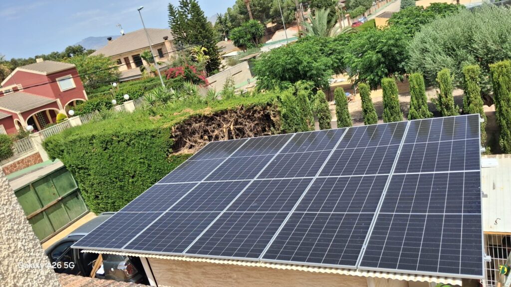Instalación fotovoltaica residencial de 7,2 kWp con batería de 16 kWh instalada por Inergya sobre la cubierta de una vivienda en Molina de Segura (Murcia).