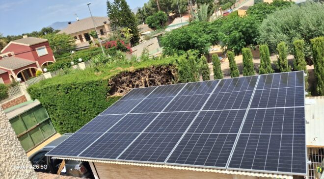 Instalación fotovoltaica residencial de 7,2 kWp con batería de 16 kWh instalada por Inergya sobre la cubierta de una vivienda en Molina de Segura (Murcia).