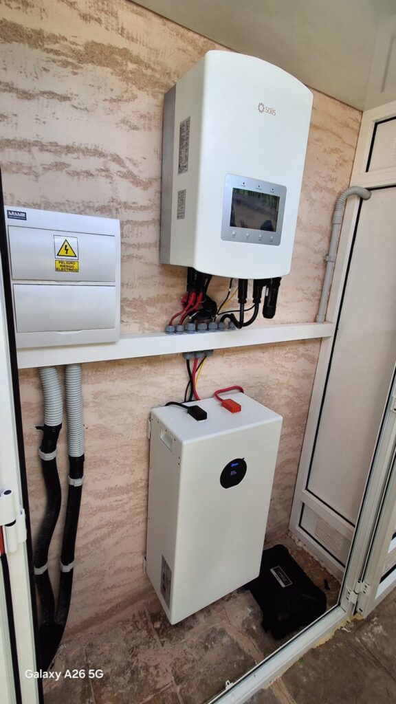 Inversor híbrido Solis con batería de almacenamiento de 16 kWh y sistema Backup instalado por Inergya en una vivienda de Molina de Segura (Murcia).
