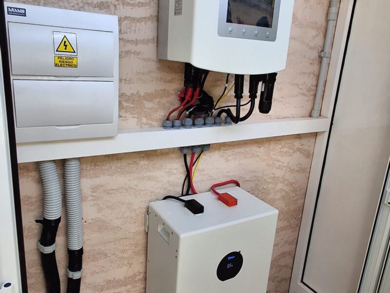 Inversor híbrido Solis con batería de almacenamiento de 16 kWh y sistema Backup instalado por Inergya en una vivienda de Molina de Segura (Murcia).