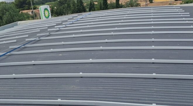 Montaje de la estructura coplanar para la instalación fotovoltaica de 52,90 kWp en la Estación de Servicio BP de Molina de Segura