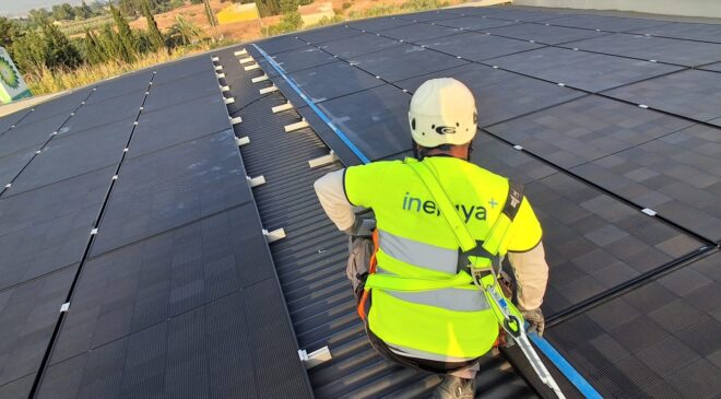 Técnico de Inergya durante la instalación fotovoltaica de 52,90 kWp en la Estación de Servicio BP de Molina de Segura (Murcia)