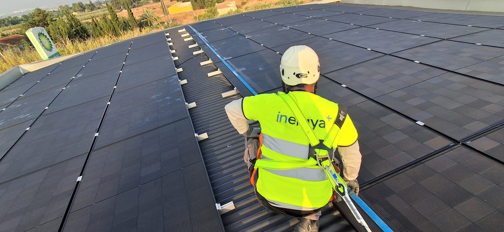 Técnico de Inergya durante la instalación fotovoltaica de 52,90 kWp en la Estación de Servicio BP de Molina de Segura (Murcia)