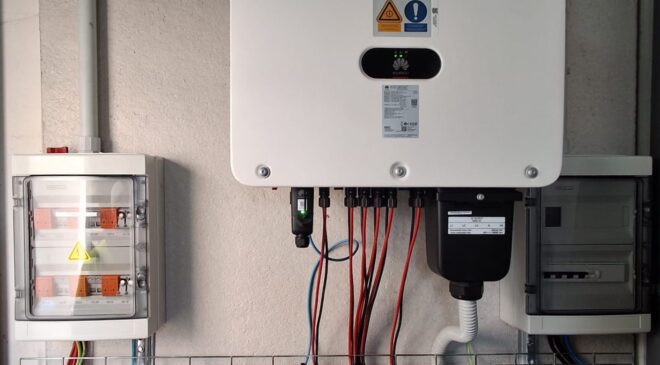 Inversor Huawei de 50 kW instalado en la planta fotovoltaica de la Estación de Servicio BP de Molina de Segura